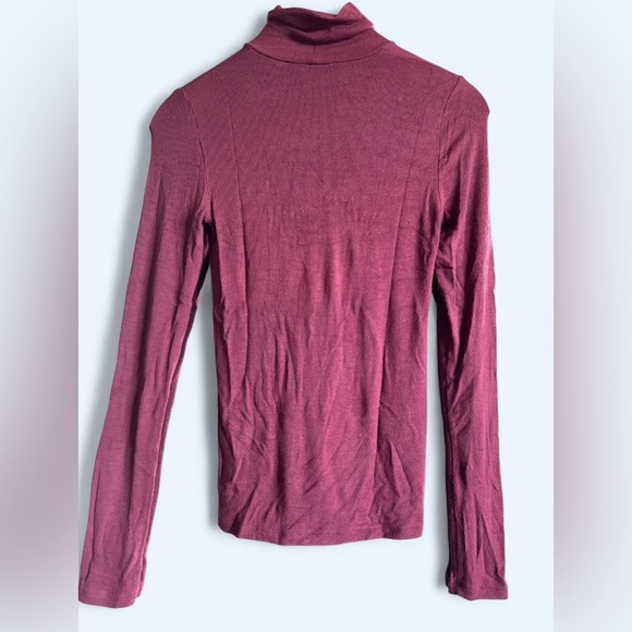 Wilfred Aritiza Women's Burgundy Ribbed Minimalist Only Turtleneck Top Small - Picture 4 of 16
